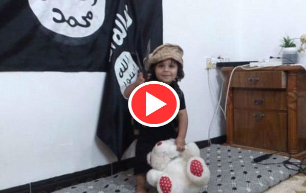 Едно унищожено детство: Момченце обезглави мечето си (Видео)
