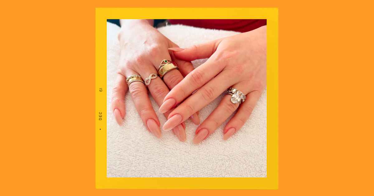 Зимен маникюр за дами над 50: 6 нюанса, които най-добре преобразяват зрелите ръце