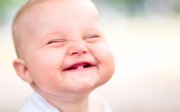Предизвикваме ви да не се засмеете: Смешни бебета, които ще ви просълзят от умиление