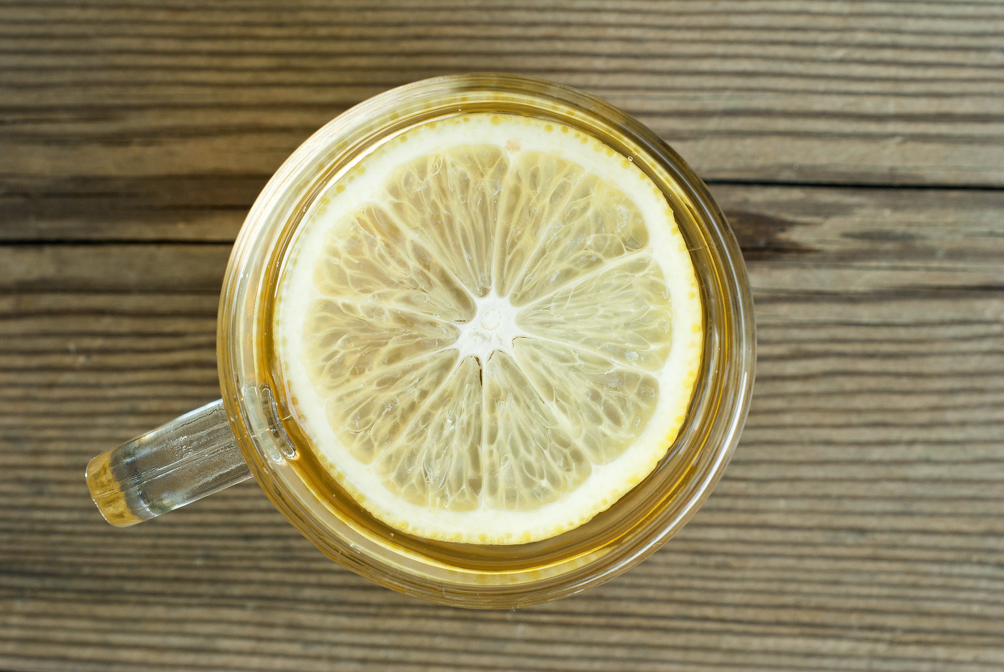 Защо е важно да пием лимонова вода сутрин?