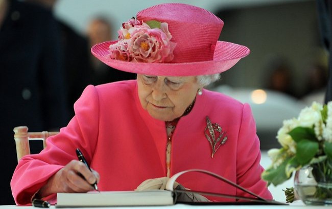 14 странни правила от кралския етикет, които дори кралицата спазва