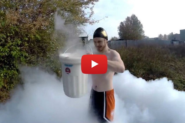 Защо руснак изля върху себе си кофа с течен азот? (Видео)