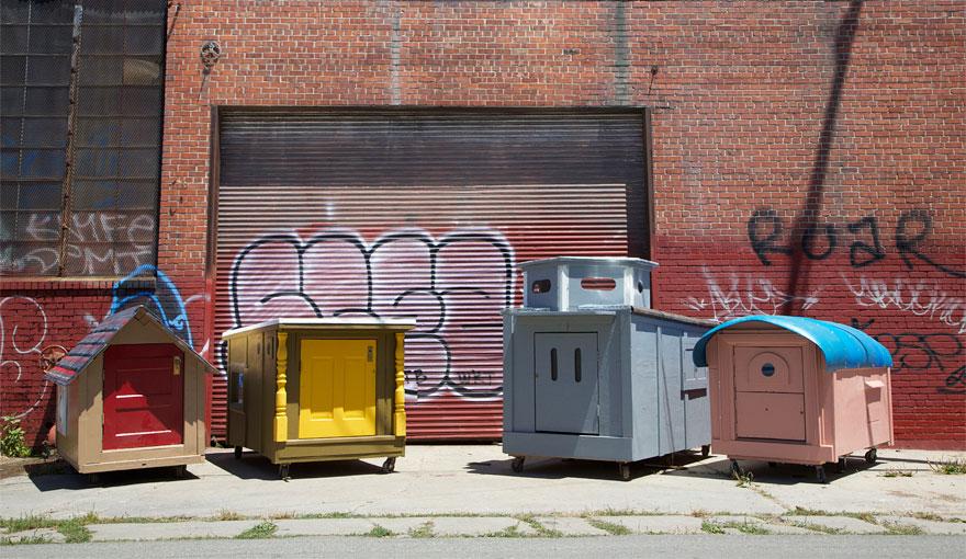Художникът, който превръща боклука в дом за нуждаещите се