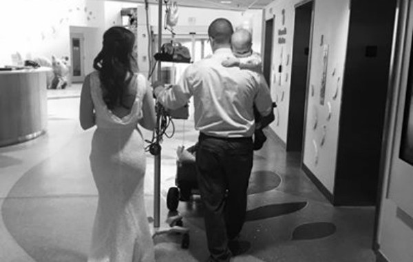 Те се ожениха в болница, за да може умиращото им дете да присъства