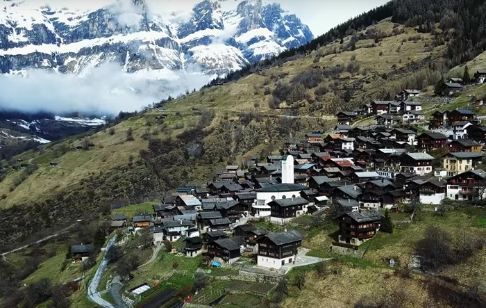 Вижте как изглежда швейцарското село, което дава по 70 хил. долара на новите си заселници