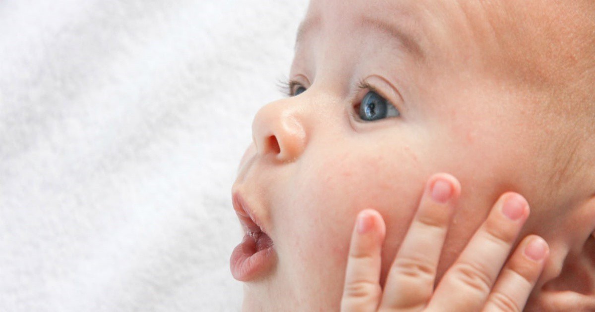 Невероятно: 5-месечно бебче чува гласа на майка си за първи път