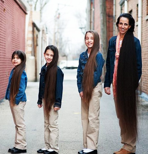Семейство Рапунцел: Жена с рекордно дълга коса и дъщерите й (Видео)