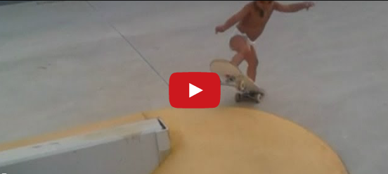 2-годишен скейтбордист прави чудеса върху дъската
