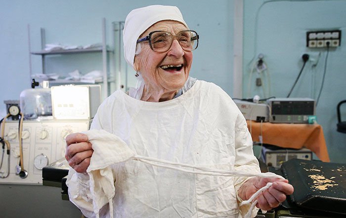 Запознайте се с най-възрастната жена хирург в света