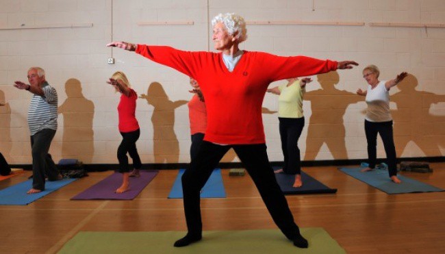 Да, тя е на 105 години, пие вино всеки ден и се занимава с йога!