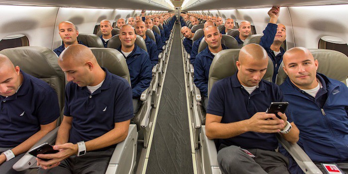 Работник в авиокомпания си прави селфи на всяка седалка от самолета