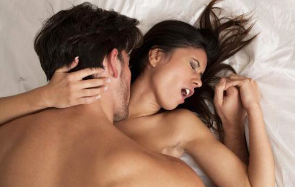 13 неща, които си мисли той, докато правите шумен секс