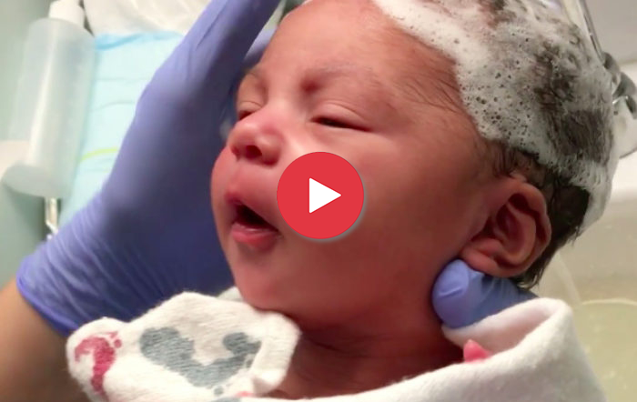 Очарователно: Новородено се наслаждава на първото си къпане