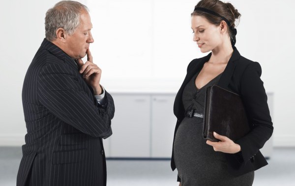 Кога и как да кажа на шефа си, че съм бременна?
