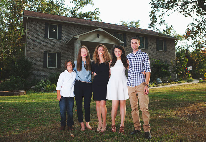 Изумителни истории: Майка на четири деца построи къща за семейството си сама!