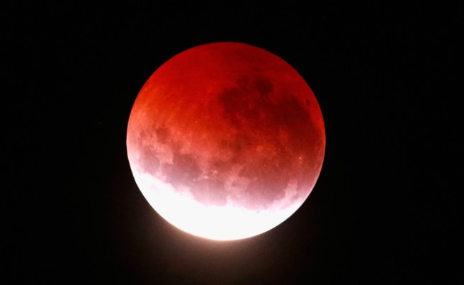 Днес Луната е във Водолей: Какво да имаме предвид в деня след затъмнението