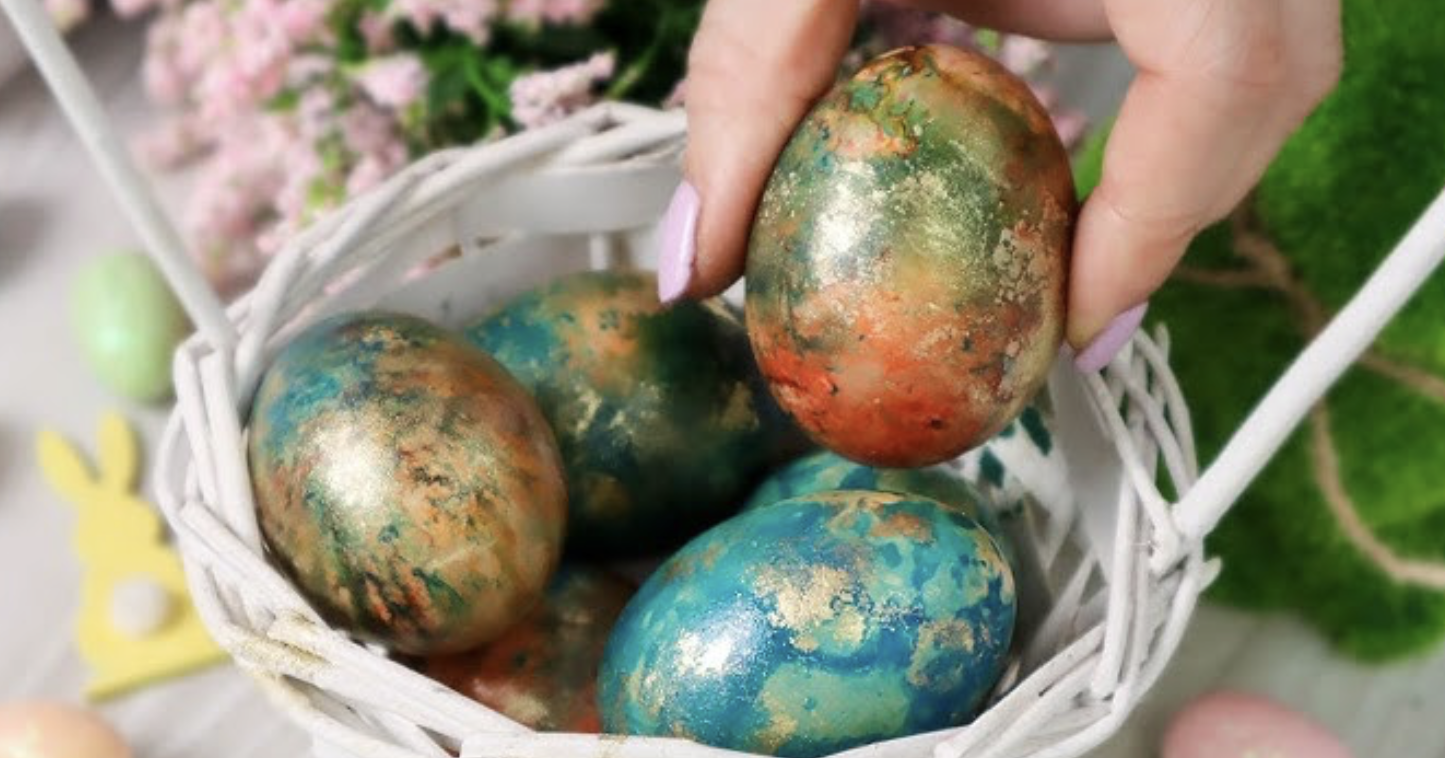 Великденски яйца на пара: Проста техника, с която стават най-ефектните шарки!