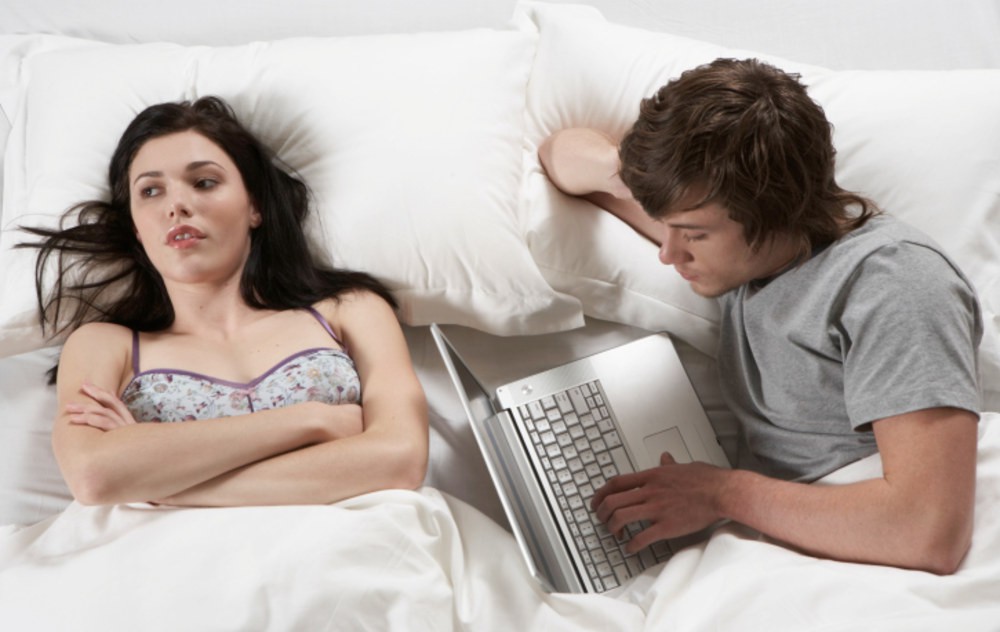 Шестте най-вбесяващи неща, които мъжът ти прави във Фейсбук
