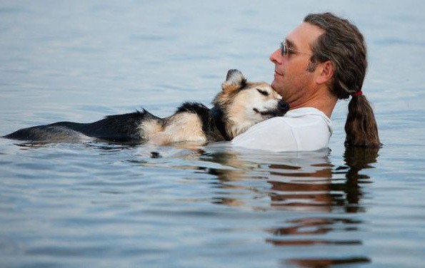 Мъж води всеки ден болното си куче в езеро, за да поспи