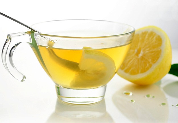 4 причини да пиеш топла вода с лимон всяка сутрин