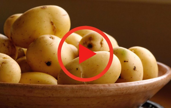 Трикче в кухнята: Как да обелим картофи по най-лесния начин