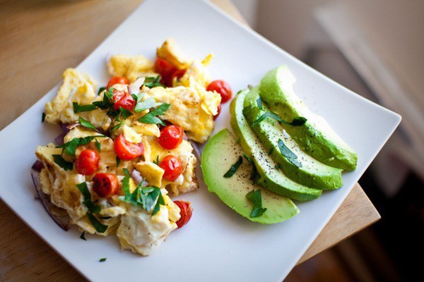 Яйца със зеленчуци на тиган и авокадо