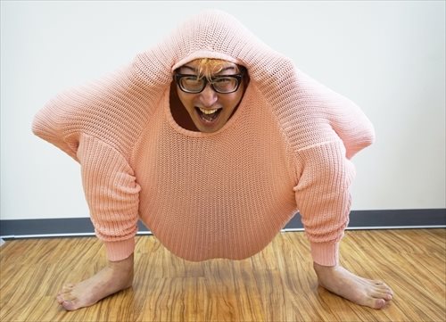 Гениален японец използва пуловер, за да се превърне в пуйка (Снимки)