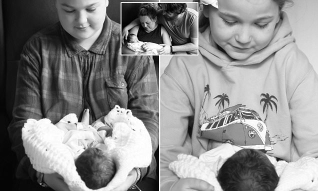 Кадрите, които разбиха сърцата ни: Семейство се снима с починалото си бебе