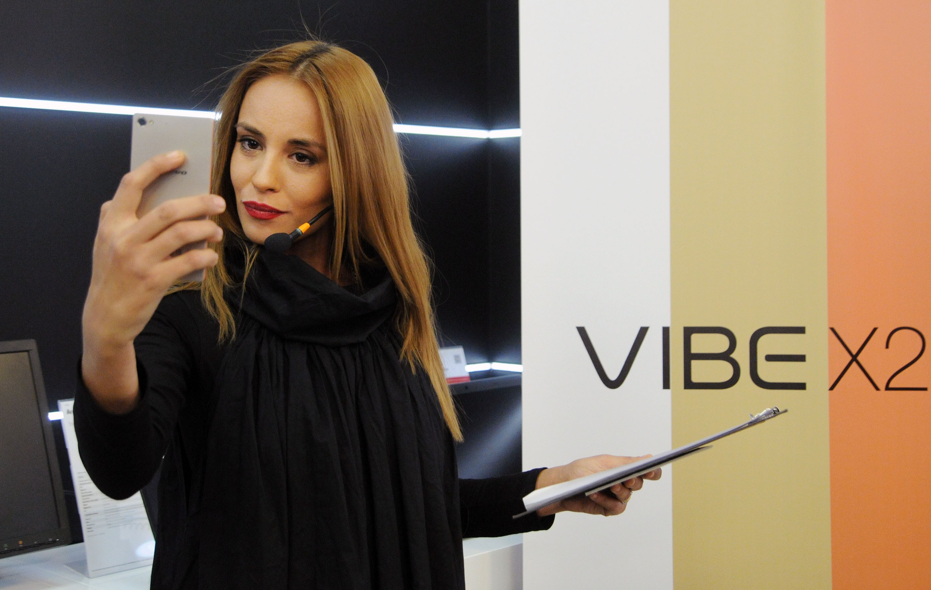Радина Кърджилова със селфи на съвременна Жулиета със смартфона Lenovo VIBE X2