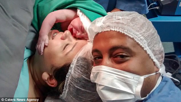 Невероятно: Новородено се сгушва в майка си секунди след раждането