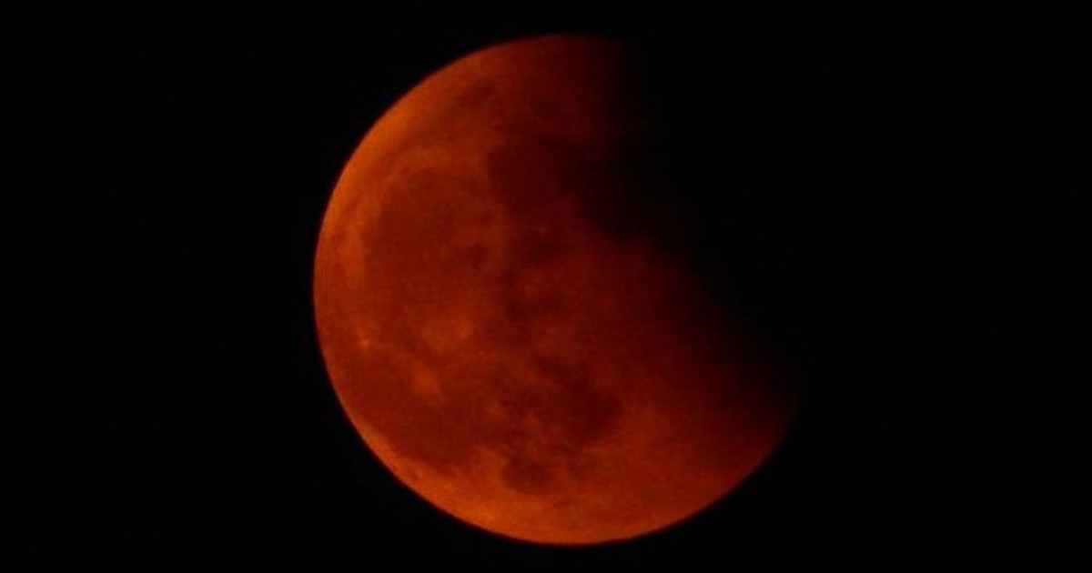 Тази вечер наблюдаваме уникален феномен: Най-дългото лунно затъмнение на века и кървава луна