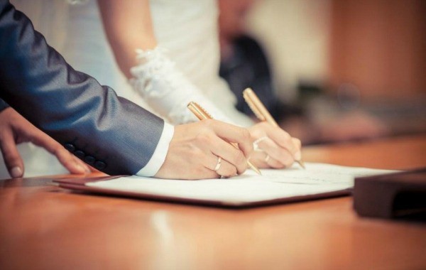 10 мъже коментират идеята да вземат фамилията на жена си след брака