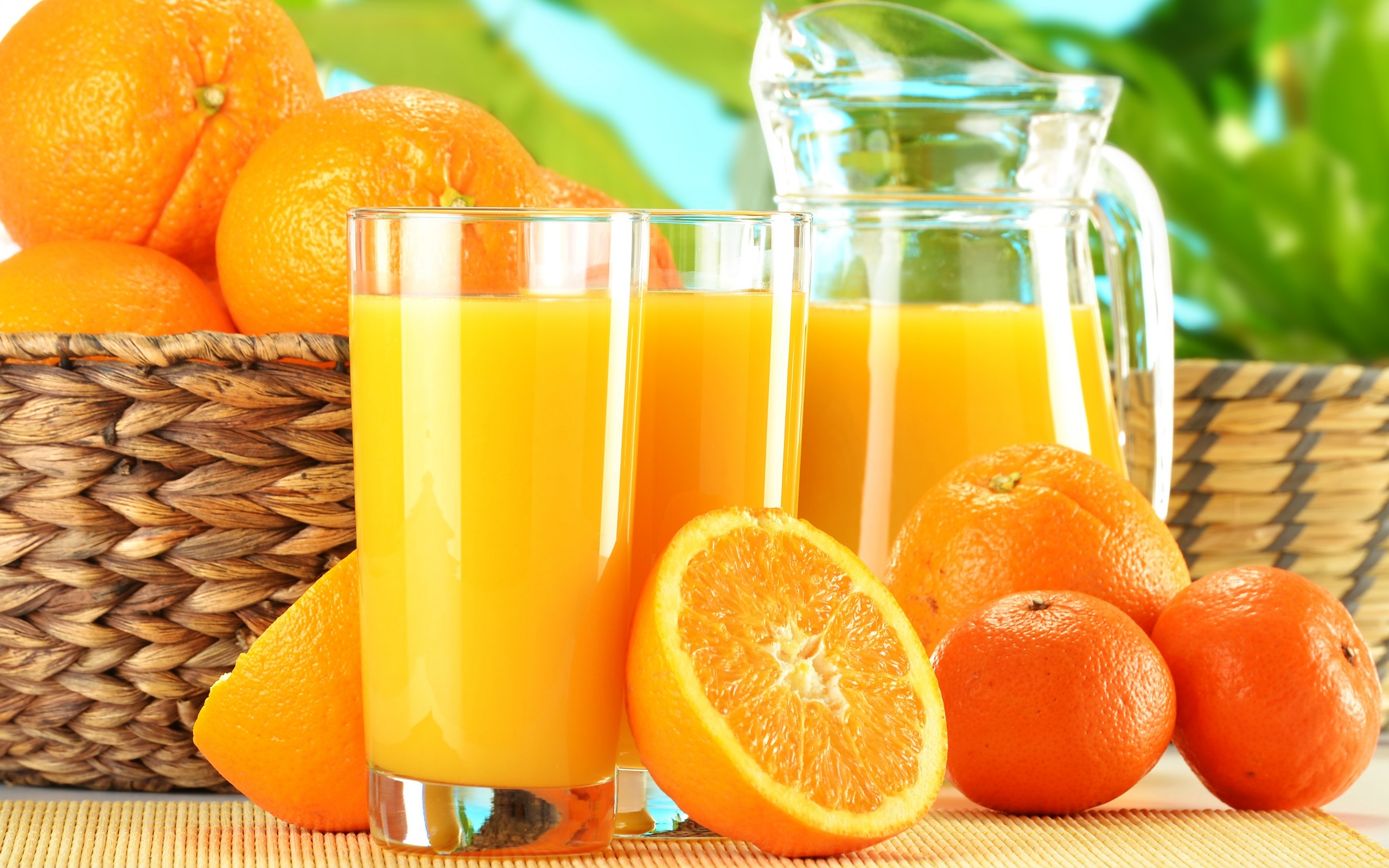 Ето как да си направите 9 л сок само с 4 портокала