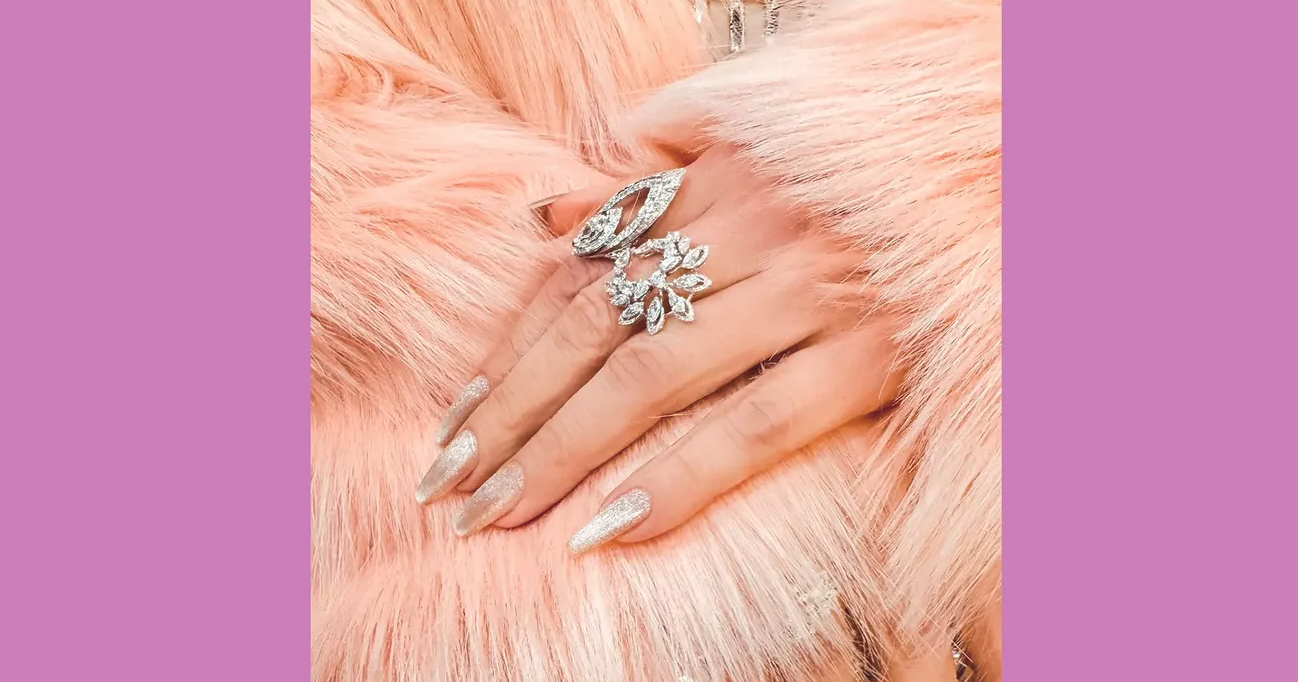 Минерални нокти: 5 стилни маникюра с брокат, които всички ще носят през април