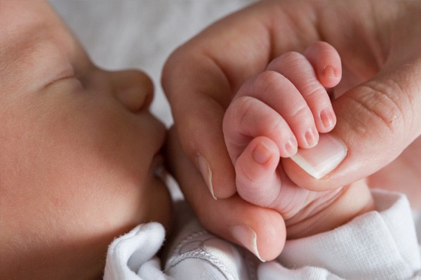 Малко чудо: Оперираха успешно бебе в утробата на майка му