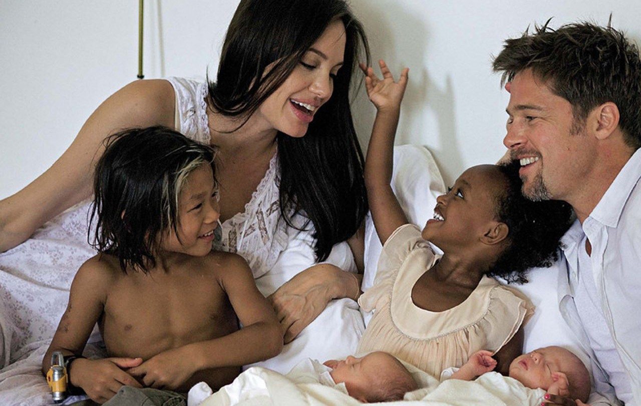 Анджелина Джоли и Брад Пит осиновиха цяло семейство