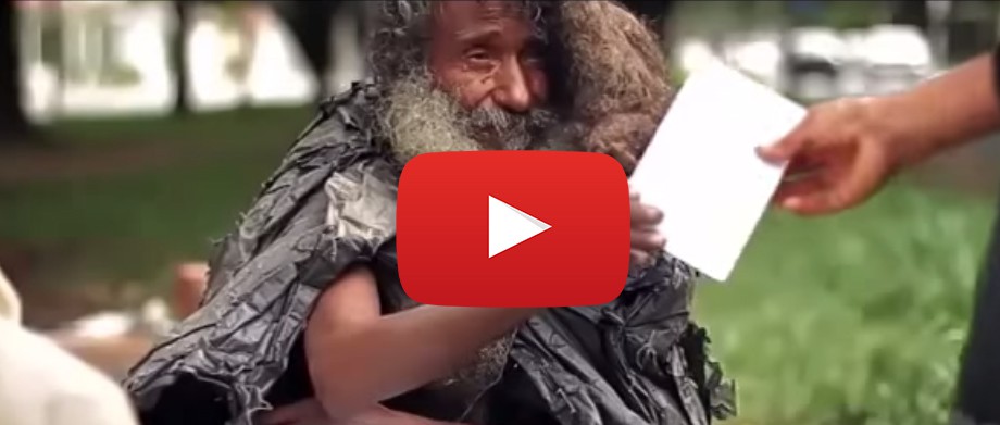 Жена помага на бездомен мъж. Няма да познаете какво се случва! (ВИДЕО)