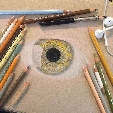 Художник сътворява невероятно реалистични рисунки на човешкото око