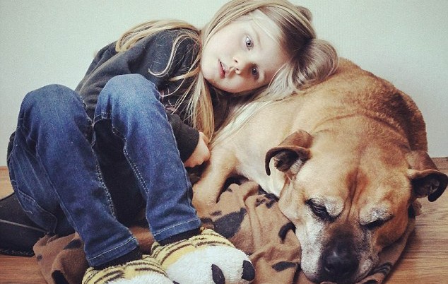 Трогателно: Момиченце се сбогува с кучето си, което е до нея от раждането й