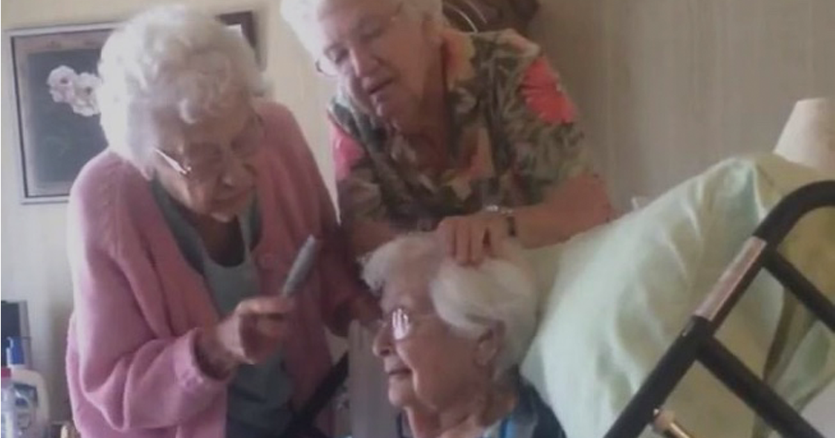 Да стоплим сърцата си: Милият жест на две възрастни жени към 97-годишната им сестра