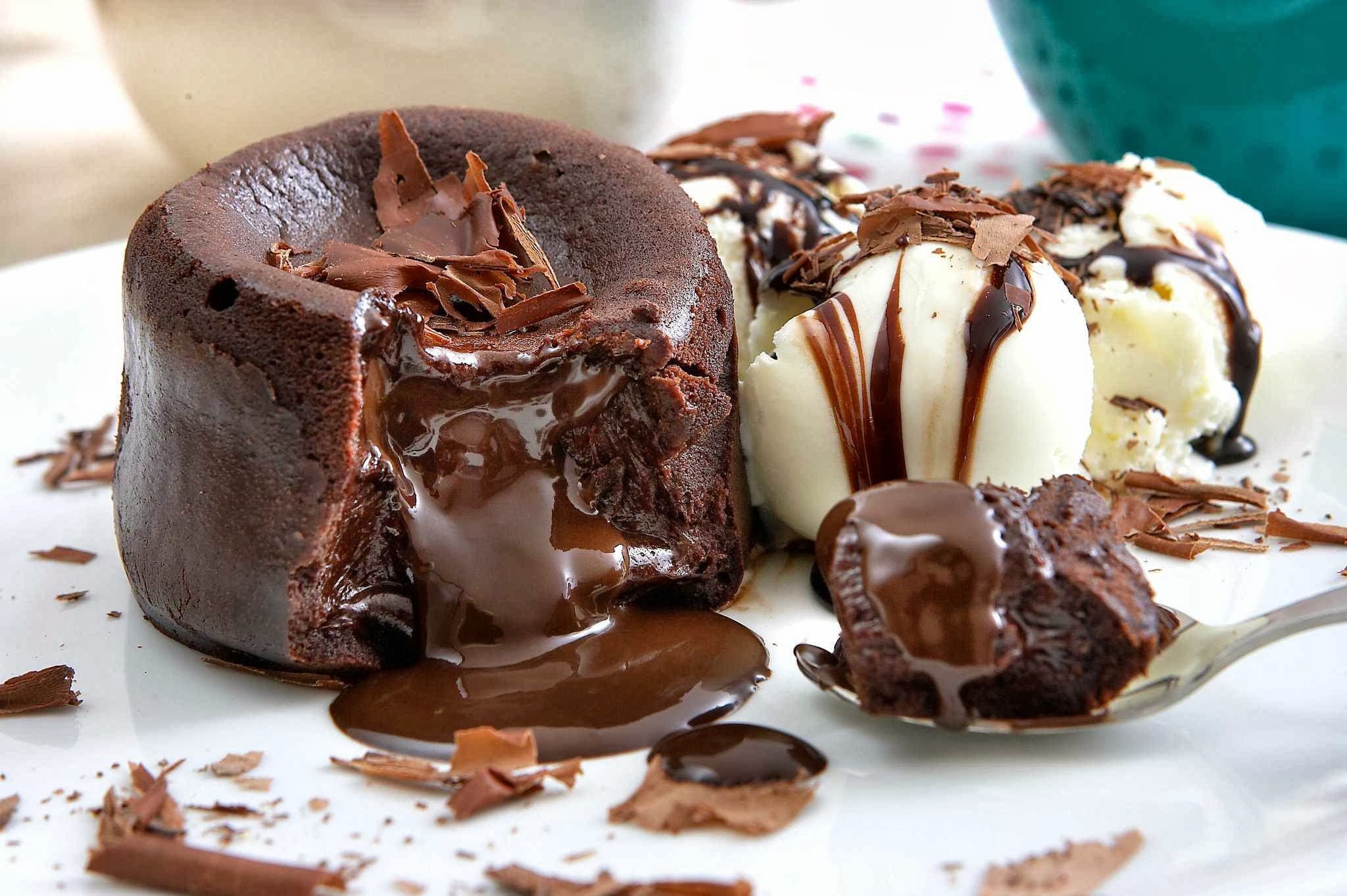Пирожное 2 шоколада. Шоколадный фондан лава кейк. Шоколадный фондан кекс. Десерт шоколадный фондан суфле. Десерт Брауни шоколадный.