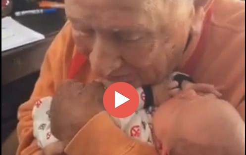 Трогателно: 105-годишен дядо среща своя правнук за първи път