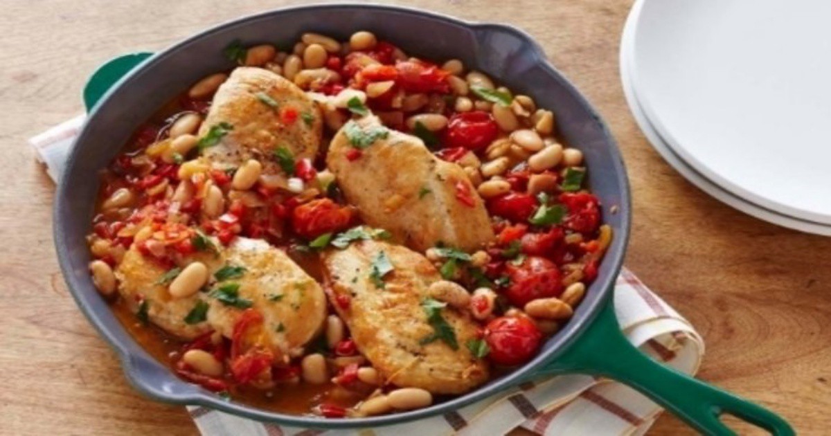 Лесна и бърза идея за вечеря: Пилешки гърди с чери домати и боб