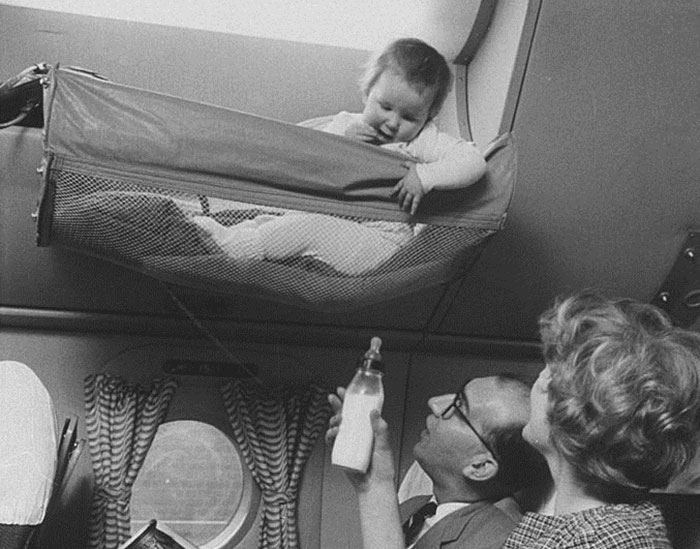 Черно-бели снимки разкриват симпатичния начин, по който преди бебетата са се возели в самолети