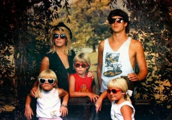 Забавно: Как изглеждаха семейните снимки през 90-те
